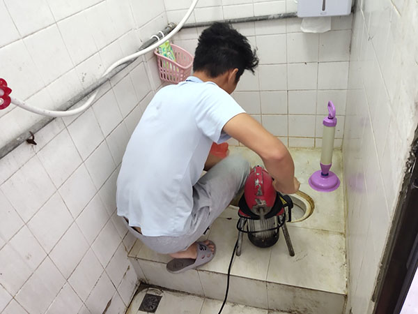 新城管道堵塞冒臭气 专业师傅现场解决问题