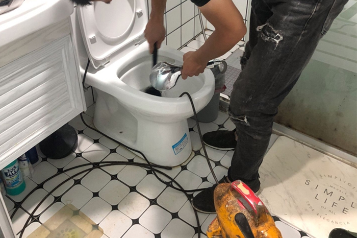 新城马桶堵塞自己疏通还是找师傅?专业上门服务让你省时更省心