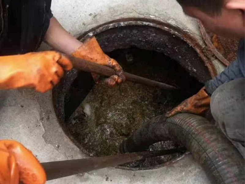 新城清理化粪池时如何避免沼气的危害?